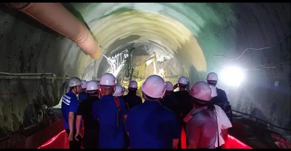 蘭州交通大學土木工程學院 前往現場實踐，感受計算機網絡工程施工精湛技術