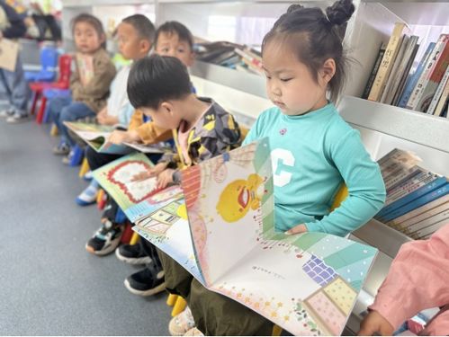 黃渤海新區(qū)圖書館流動圖書服務(wù)車走進古現(xiàn)中心幼兒園
