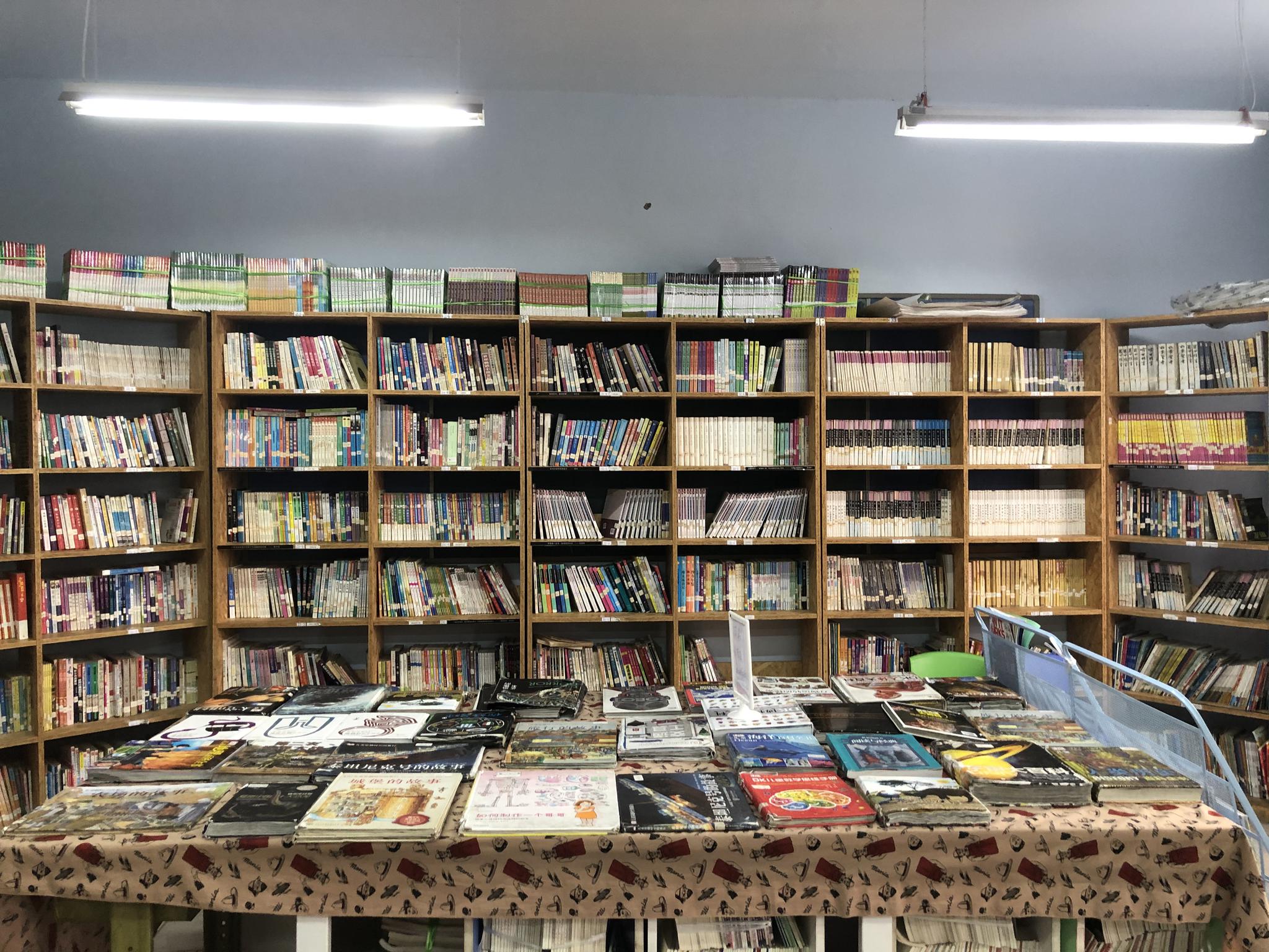 社會捐贈了上萬冊圖書,卻堆在學校倉庫里落灰,為什么不給學生看?|北京
